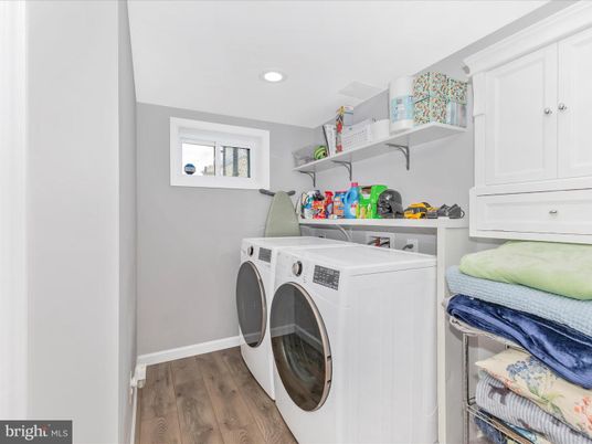 Interior, Recessed Lighting, Washer, Wood Texture Flooring