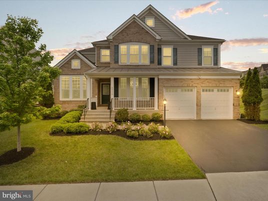 Attached, Exterior, Facade, American Craftsman