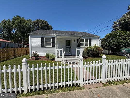 Backyard, Exterior, Facade, Cape Cod