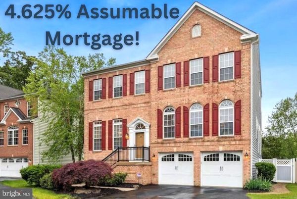 Attached, Exterior, Facade, Brick Facade, Georgian