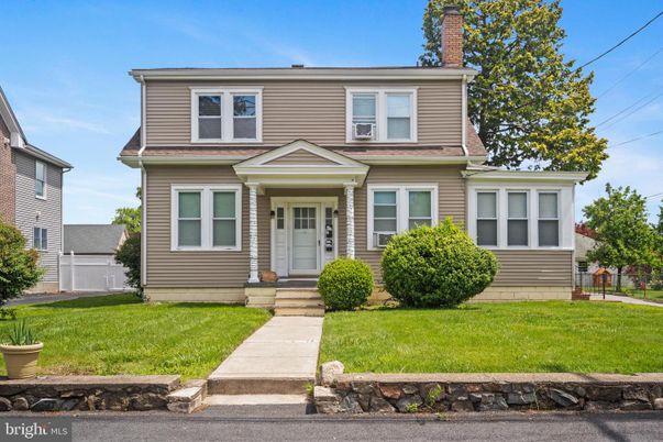 Exterior, Facade, American Foursquare