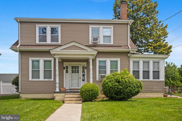 Exterior, Facade, American Foursquare