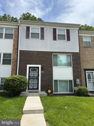 Exterior, Facade, Brick Facade, Rowhouse