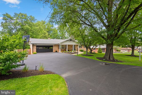 Attached, Backyard, Exterior, Facade, Brick Facade, Ranch
