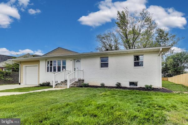 Attached, Exterior, Facade, Ranch