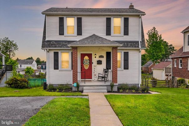 Exterior, Facade, American Foursquare