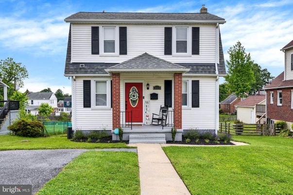 Exterior, Facade, Brick Facade, American Foursquare