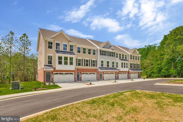 Attached, Exterior, Facade, Farmhouse