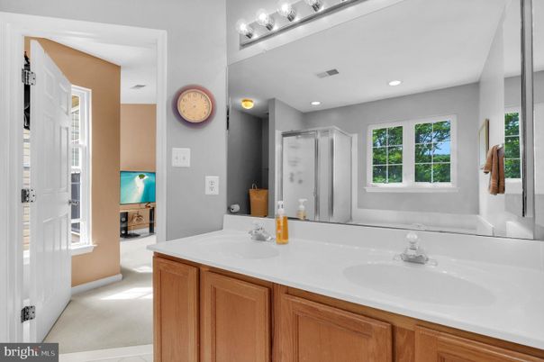Bathroom, Dual Sink Vanities, Interior, Recessed Lighting