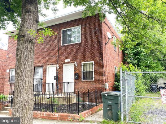 Exterior, Facade, Brick Facade, Rowhouse