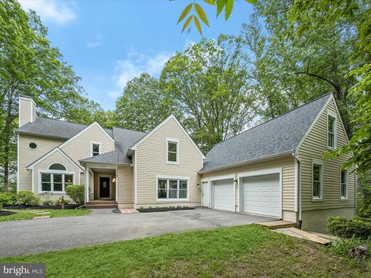 Attached, Exterior, Facade, Cape Cod