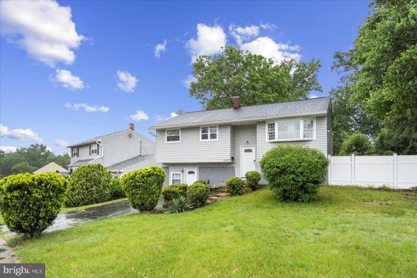 Backyard, Exterior, Facade, Raised Ranch