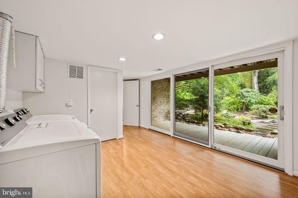 Interior, Recessed Lighting, Washer, Wood Texture Flooring