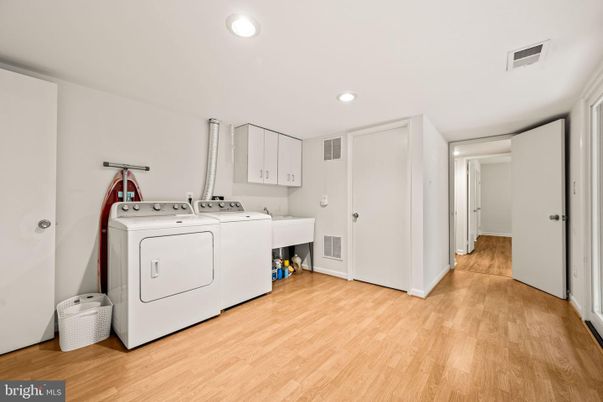 Interior, Recessed Lighting, Washer, Wood Texture Flooring