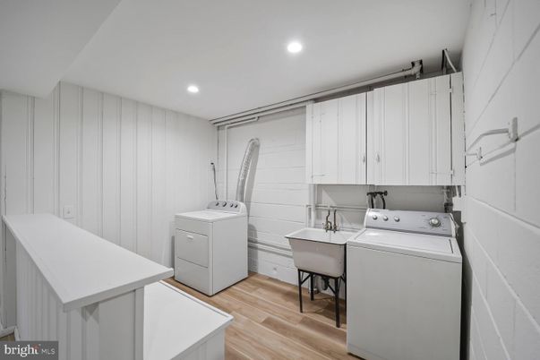 Interior, Recessed Lighting, Washer, Wood Texture Flooring