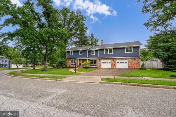 Attached, Exterior, Facade, Brick Facade, Raised Ranch