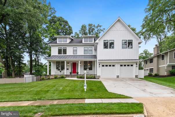 Attached, Exterior, Facade, Farmhouse