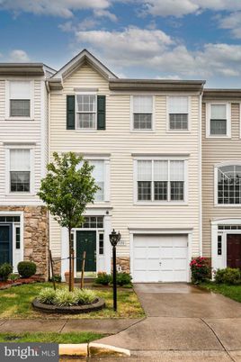 Attached, Exterior, Facade, Rowhouse