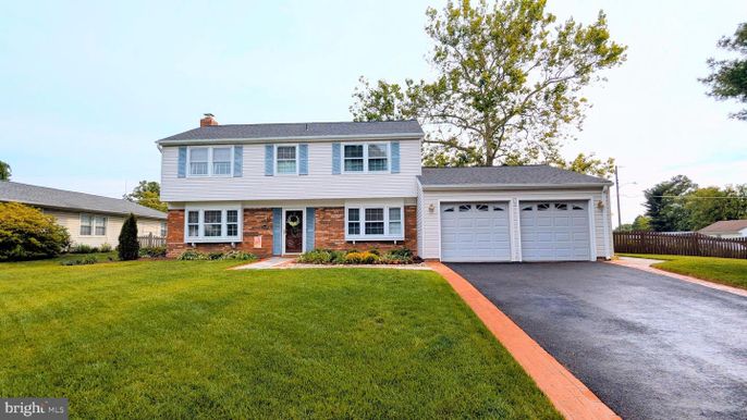 Attached, Exterior, Facade, Brick Facade, Split Level