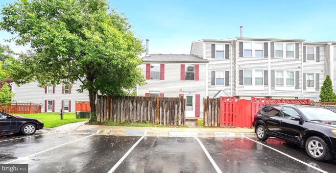 Exterior, Facade, Rowhouse