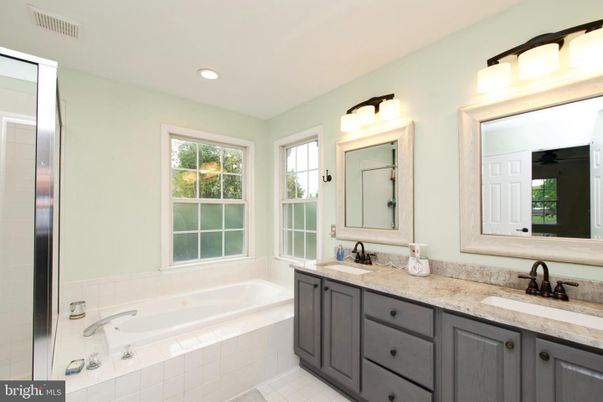 Bathroom, Dual Sink Vanities, Interior, Recessed Lighting