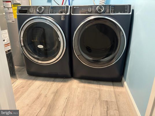 Interior, Washer, Wood Texture Flooring