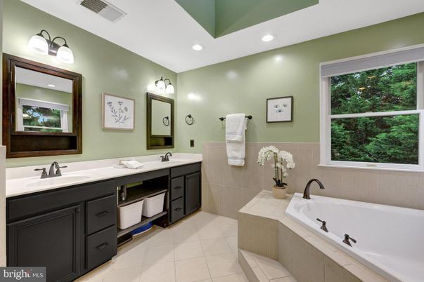 Bathroom, Dual Sink Vanities, Interior, Recessed Lighting