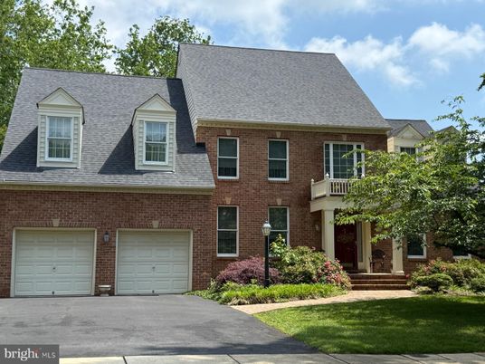 Attached, Exterior, Facade, Brick Facade, Georgian