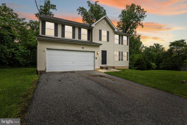 Attached, Exterior, Facade, Farmhouse