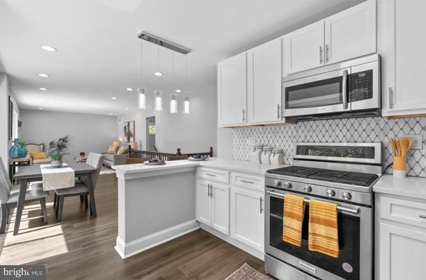 Dining room, Interior, Kitchen, Pendant Lights, Recessed Lighting, Stainless Steel Appliances, Wood Texture Flooring
