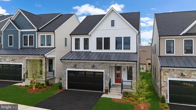 Attached, Exterior, Facade, Rowhouse
