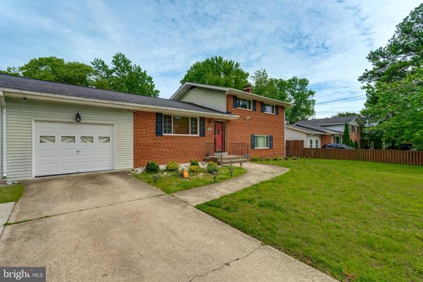 Attached, Exterior, Facade, Brick Facade, Split Level