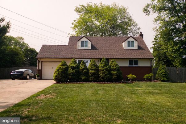 Attached, Exterior, Facade, Cape Cod