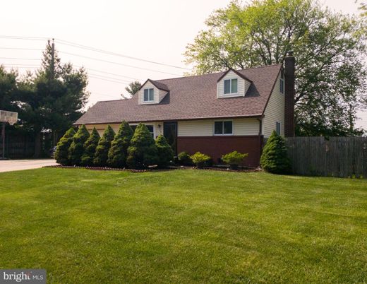 Attached, Backyard, Exterior, Facade, Brick Facade, Cape Cod