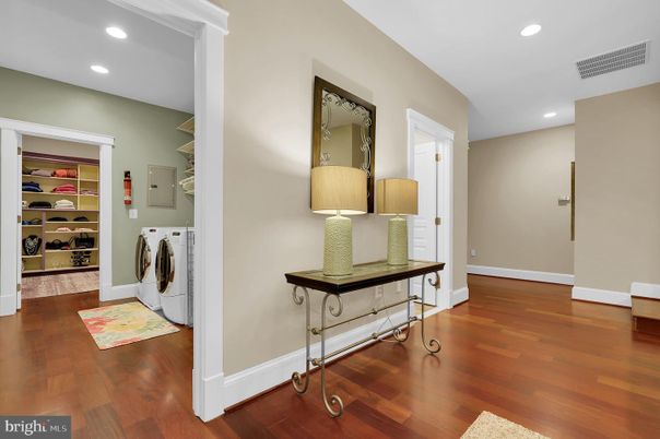 Interior, Recessed Lighting, Washer, Wood Texture Flooring