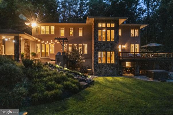 Exterior, Facade, Modern