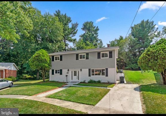 Exterior, Facade, Raised Ranch