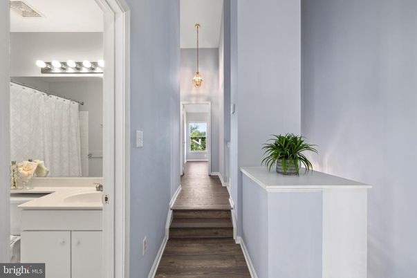 Bathroom, Interior, Pendant Lights, Wood Texture Flooring