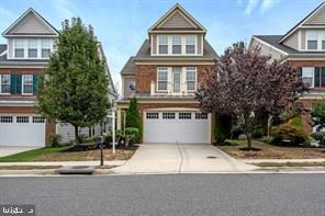 Attached, Exterior, Facade, Brick Facade, Queen Anne Victorian