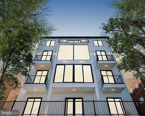 Exterior, Facade, Modern