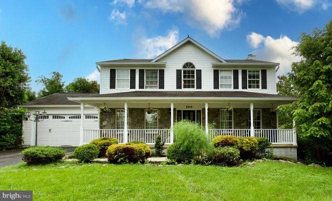 Attached, Exterior, Facade, Farmhouse