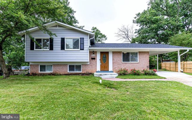 Exterior, Facade, Brick Facade, Split Level