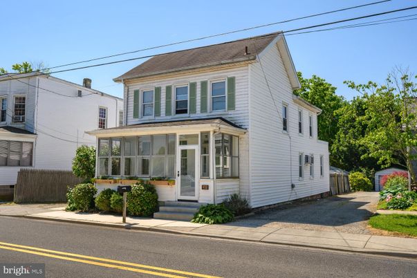 Exterior, Facade, American Foursquare