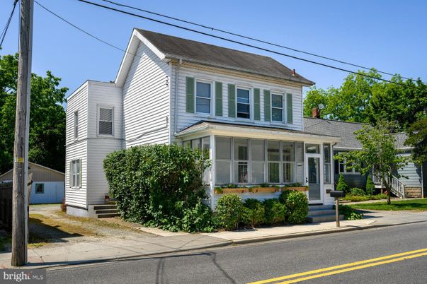 Exterior, Facade, American Foursquare