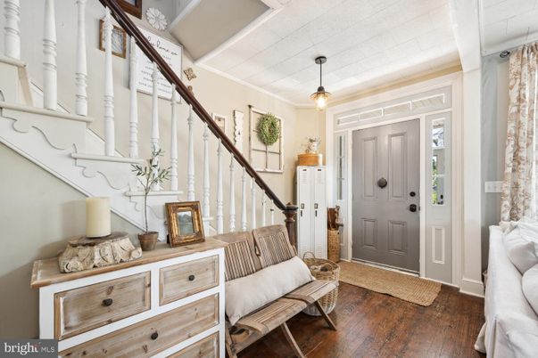 Interior, Pendant Lights, Wood Texture Flooring