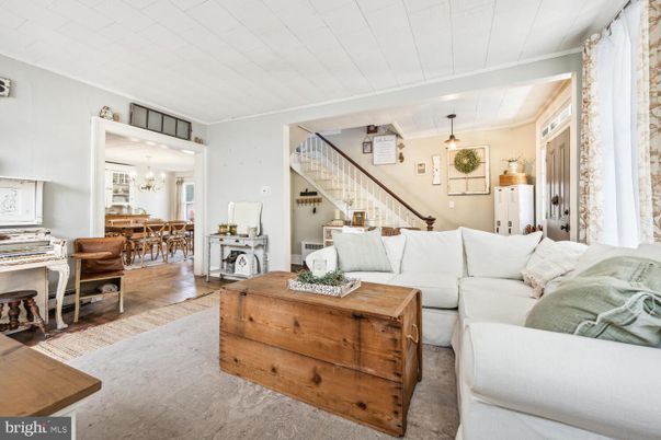 Chandelier, Dining room, Interior, Living room, Pendant Lights, Wood Texture Flooring