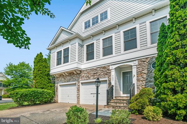Attached, Exterior, Facade, Queen Anne Victorian