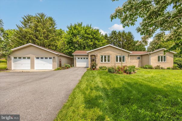 Attached, Detached Garage, Exterior, Facade, Brick Facade, Ranch