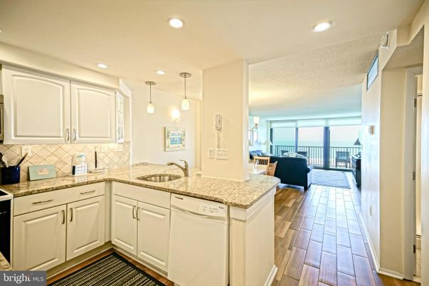 Interior, Kitchen, Living room, Pendant Lights, Recessed Lighting, Water, Wood Texture Flooring