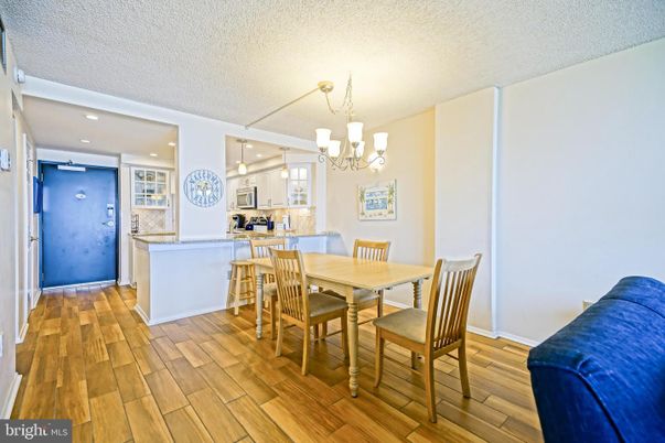 Chandelier, Dining room, Interior, Kitchen, Pendant Lights, Recessed Lighting, Wood Texture Flooring
